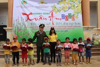 Tặng quà cho người dân và học sinh xã Chư Đang Ya