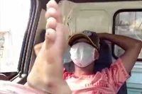 Vụ "livestream" cảnh lái xe bằng chân: Tài xế xin lỗi vì trò đùa quá trớn