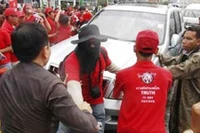 Thái Lan: Xe chở Thủ tướng Abhisit bị tấn công
