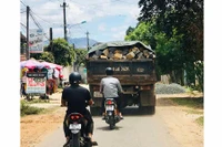 Xe chở đá gây nguy hiểm cho người tham gia giao thông