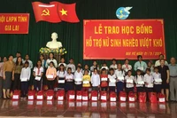 Tặng quà cho bệnh nhân phong và các em học sinh có hoàn cảnh khó khăn