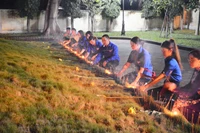 Thắp nến tri ân tại Đền Tưởng niệm liệt sĩ Hội Phú