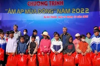 Nhiều phần quà được trao tặng trong chương trình" Ấm áp mùa đông" năm 2022