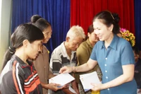 PCT Trương Thị Ngọc Ánh tặng 50 suất quà Tết cho người nghèo