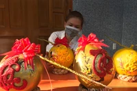 "Trang điểm" cho những quả dừa lạ chưa từng thấy, anh nông dân Khánh Hòa làm bao nhiêu có khách đặt bấy nhiêu