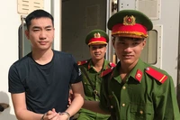 "Ma men" dẫn lối vào tù
