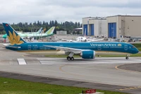 Máy bay Vietnam Airlines va chạm với ống lồng, hành khách trễ 3 giờ