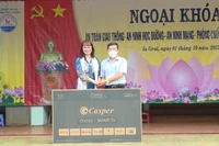 Tặng thiết bị dạy và học cho Trường THPT A Sanh