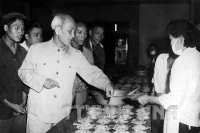 Tấm gương Hồ Chí Minh - Rèn luyện đạo đức cách mạng và thực hiện tập trung dân chủ