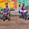 Các em nhỏ vui chơi trên chiếc xích đu mới. (Ảnh: Đình Đình)
