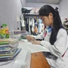 Em R’ô H’Phẽ (lớp 12A8) ôn bài sau giờ học ở khu tập thể của Trường THPT Trường Chinh. Ảnh: R’Ô Hok