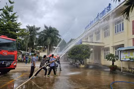 Huấn luyện nghiệp vụ PCCC và CNCH tại Trung tâm Y tế Chư Sê