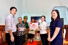 Đồng chí Siu Hương Phó Trưởng đoàn ĐBQH tỉnh Gia Lai thăm tặng quà gia đình chính sách tại xã Ia Boòng