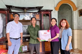Phó Trưởng đoàn chuyên trách Đoàn ĐBQH tỉnh Siu Hương thăm, tặng quà gia đình bà Rơ Mah Grép (thôn 3, xã Ia Ko)