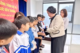 Trao 182 suất quà cho học sinh có hoàn cảnh khó khăn tại phường Pleiku và Diên Hồng