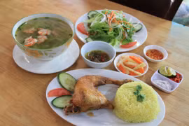 Cơm gà Dông Ưng: Hương vị bình dân níu chân thực khách