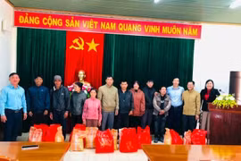 Những hội viên nông dân nghèo ở thị trấn Ia Kha(huyện Ia Grai, tỉnh Gia Lai) nhận quà Tết do các hộ sản xuất kinh doanh giỏi trao tặng. * Ảnh: Hoàng Cư