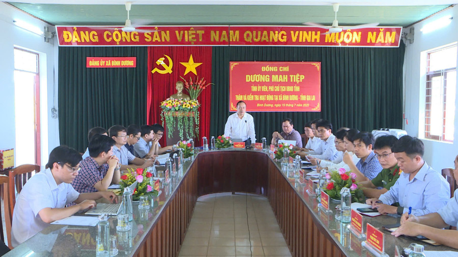 Quang cảnh buổi làm việc. Ảnh: Ksor Tuối anh-2.jpg