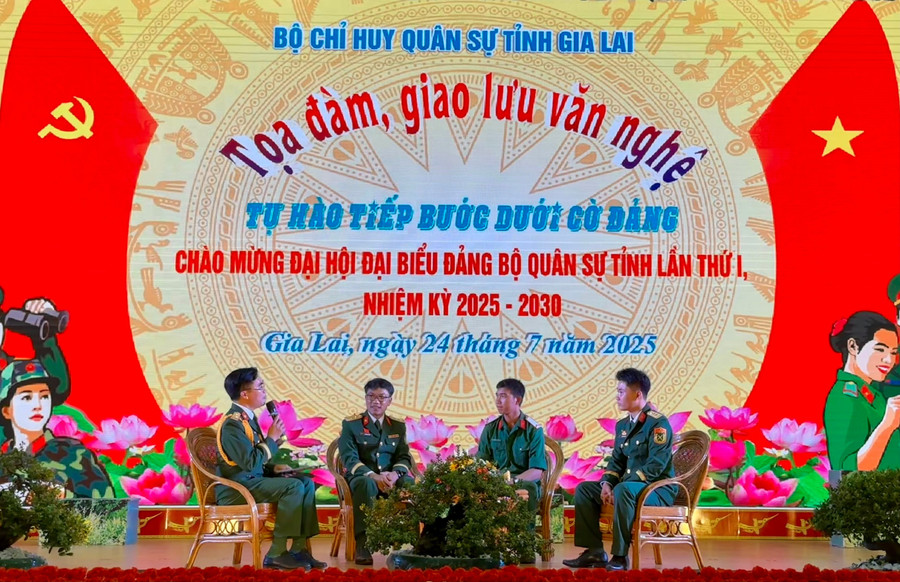Cán bộ, chiến sĩ tham gia tọa đàm, giao lưu tại chương trình. Ảnh: Trương Trang anh-1-cac-can-bo-chien-si-tham-gia-toa-dam-giao-luu-tai-chuong-trinh-anh-truong-trang.jpg