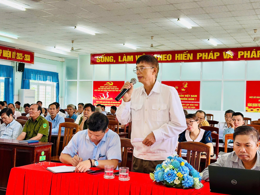 Cử tri phường An Nhơn Nam nêu kiến nghị với đại biểu Quốc hội. Ảnh: Trương Trang anh-2-cu-tri-phuong-an-nhon-nam-phat-bieu-y-kien-tai-hoi-nghi.jpg
