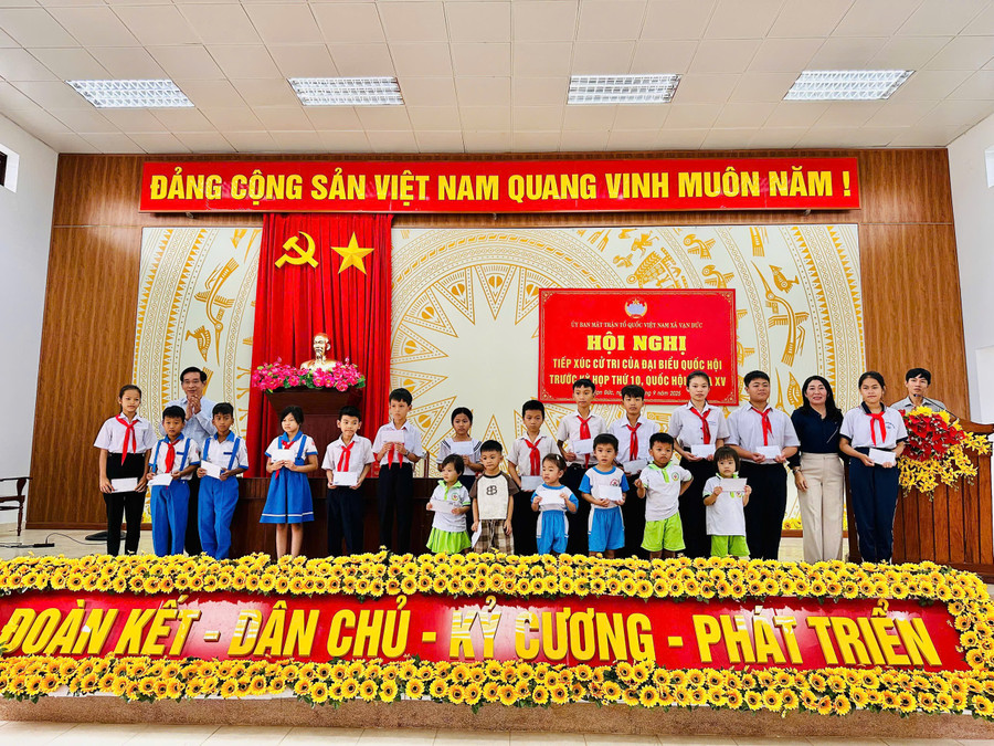 Đại biểu Quốc hội Nguyễn Văn Cảnh tặng quà cho học sinh có hoàn cảnh khó khăn tại xã Vạn Đức. Ảnh: Trương Trang dbqh-nguyen-van-canh-trao-tang-qua-cho-hoc-sinh-co-hoan-canh-kho-khan-tren-dia-ban.jpg