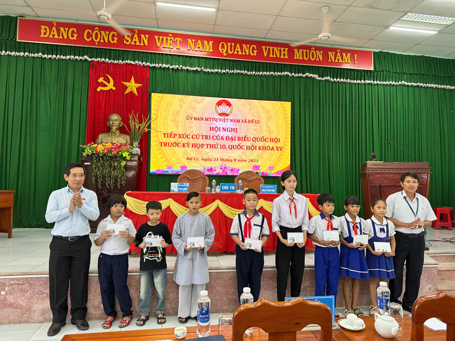 Đại biểu Quốc hội Nguyễn Văn Cảnh (bìa trái) tặng quà cho học sinh có hoàn cảnh khó khăn tại xã Đề Gi. Ảnh: Trương Trang anh-3-dbqh-nguyen-van-canh-bia-trai-tang-qua-cho-cac-em-hoc-sinh-co-hoan-canh-kho-khan-tai-xa-de-gi.jpg