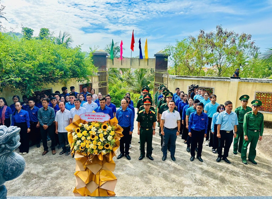 Lễ dâng hương, dâng hoa tại Nghĩa trang Liệt sĩ Nhơn Châu. Ảnh: Trương Trang anh-toan-canh-le-dang-huong-dang-hoa-tai-nghia-trang-liet-si-nhon-chau.jpg