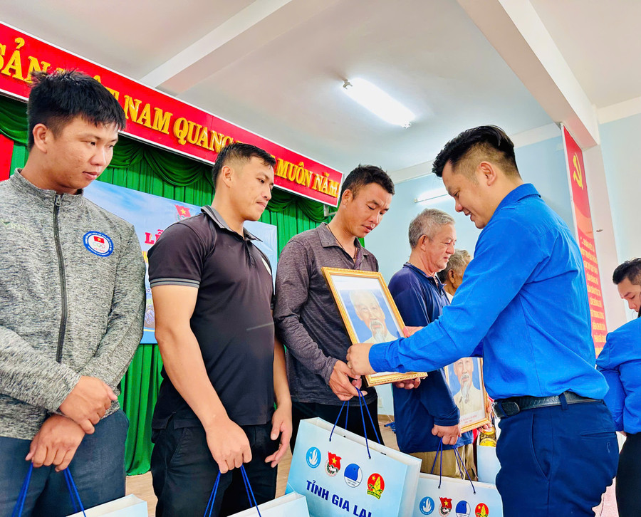 Anh Phạm Hồng Hiệp-Bí thư Tỉnh đoàn tặng ảnh Bác Hồ cho các gia đình chính sách, ngư dân. Ảnh: Trương Trang anh-dong-chi-pham-hong-hiep-trao-tang-anh-bac-ho-cho-cac-gia-dinh-chinh-sach-ngu-dan.jpg
