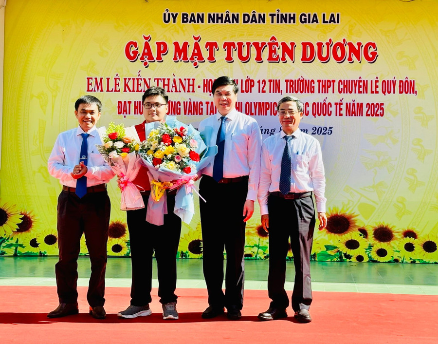 Đồng chí Lâm Hải Giang-Phó Chủ tịch UBND tỉnh (thứ 2 từ phải sang) trao hoa và phần thưởng cho em Lê Kiến Thành. Ảnh: Trương Trang anh-4-dong-chi-lam-hai-giang-pho-chu-tich-ubnd-tinh-thu-2-tu-phai-qua-trao-phan-thuong-cho-em-le-kien-thanh-ao-do.jpg