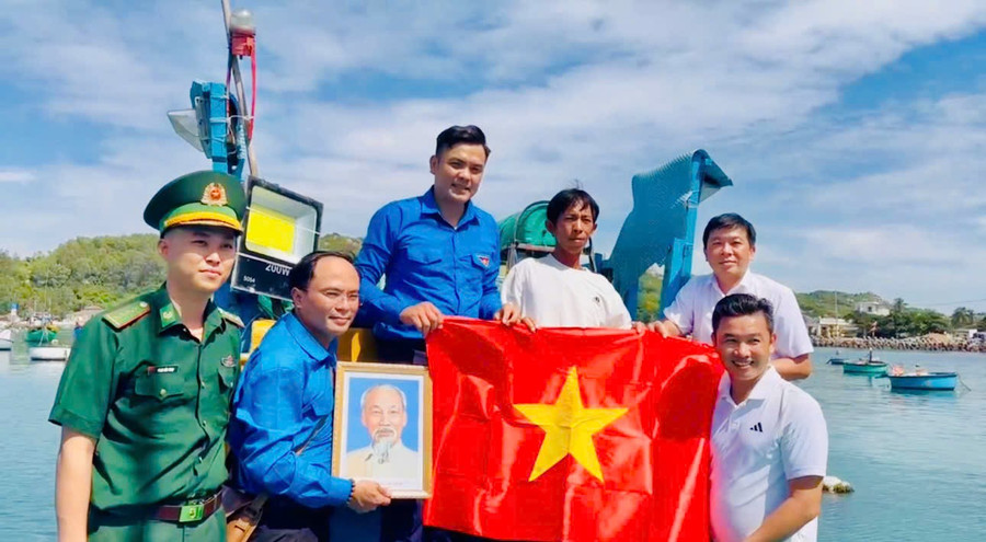 Tỉnh đoàn tặng cờ Tổ quốc và ảnh Bác Hồ cho ngư dân vươn khơi bám biển. Ảnh: Trương Trang Tỉnh đoàn tặng cờ Tổ quốc và ảnh Bác Hồ cho ngư dân vươn khơi bám biển. Ảnh: Trương Trang