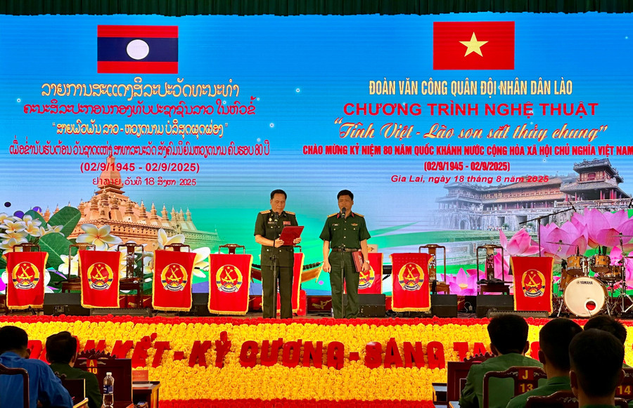 Đại tá Phạm Văn Đạt (bên phải)-Phó Chính ủy Bộ CHQS tỉnh Gia Lai) và Đại tá Say-sa-na Sạ-Lởm-Sác-Phó Cục trưởng Cục Tuyên huấn (Tổng cục Chính trị Quân đội nhân dân Lào) phát biểu tại chương trình. Ảnh: Trương Trang anh1.jpg