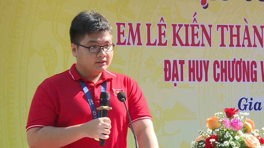 Em Lê Kiến Thành phát biểu cảm ơn tại buổi gặp mặt tuyên dương. Ảnh: Trương Trang anh-2-em-le-kien-thanh-phat-bieu-cam-on-tai-buoi-gap-mat-tuyen-duong-anh-truong-trang.png