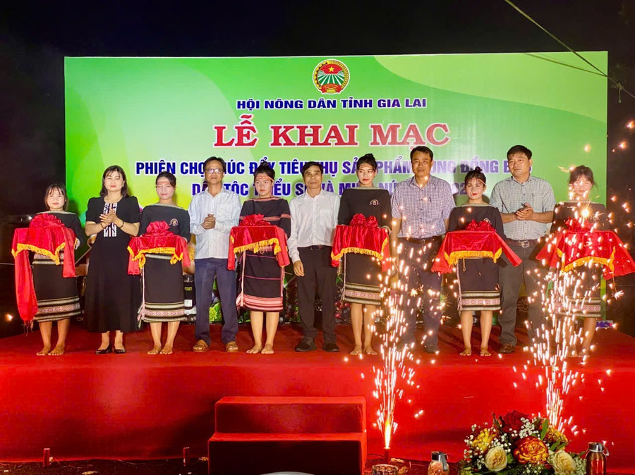 Khai mạc phiên chợ thúc đẩy tiêu thụ sản phẩm vùng DTTS và miền núi. Ảnh: Minh Lý khai-mac-phien-cho-thuc-day-tieu-thu-san-pham-nong-san-vung-dbdtts-va-mien-nui.jpg