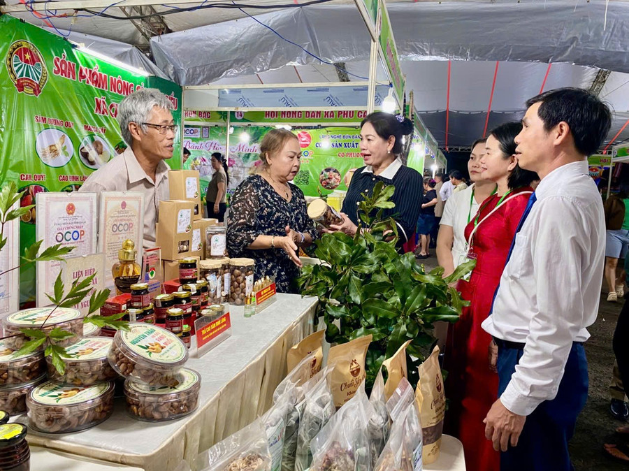 농민협회 부스. 사진: M.L lanh-dao-hdnd-tinh-tham-quan-cac-gian-hang.jpg