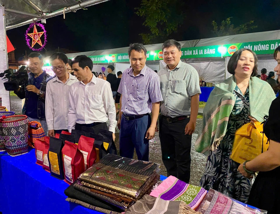 Tham quan các gian hàng trưng bày sản phẩm. Ảnh: Minh Lý tham-quan-cac-gian-hang-tai-phien-cho.jpg
