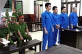 Nhóm đối tượng cưỡng đoạt tiền "bảo kê" tiếp viên karaoke tại phiên tòa. Ảnh: N.L