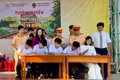 Học sinh Trường THPT số 2 Phù Mỹ ký cam kết tuân thủ Luật Trật tự, an toàn giao thông đường bộ. Ảnh: N.L