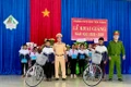 Gia Lai: Cảnh sát Giao thông tuyên truyền an toàn giao thông, trao quà cho học sinh