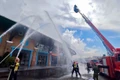 Quang cảnh buổi thực tập phương án chữa cháy và cứu nạn, cứu hộ tại Điểm bến tàu du lịch biển và sinh thái, dịch vụ du lịch (phường Quy Nhơn).