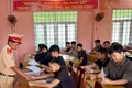 Các thanh thiếu niên ký cam kết không vi phạm giao thông. 