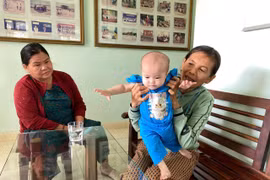 Em bé được mẹ Nguyễn Thị Thủy (phụ trách nhà số 4) chăm sóc. Ảnh: ĐVCC