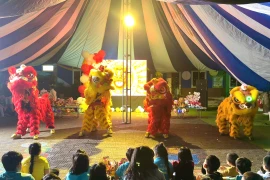 Các em nhỏ Làng trẻ em SOS Pleiku chăm chú xem múa lân. 