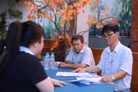 Đoàn công tác của Sở Y tế kiểm tra một nhà hàng tại phường Quy Nhơn Nam. Ảnh: T.K