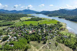  Một góc làng Canh Tiến thanh bình. 