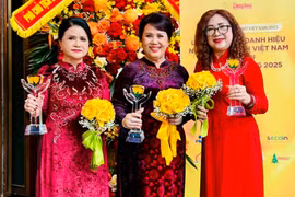 Từ trái qua: bà Hoàng Thị Phương Liên, bà Đồng Thị Ánh và bà Cao Thị Kim Lan tại lễ vinh danh “Bông hồng Vàng Việt Nam năm 2025” sáng 22.10 ở Hà Nội.