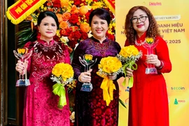 Từ trái qua: bà Hoàng Thị Phương Liên, bà Đồng Thị Ánh và bà Cao Thị Kim Lan tại lễ vinh danh “Bông hồng Vàng Việt Nam năm 2025” sáng 22.10 ở Hà Nội.