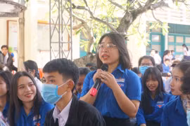 Học sinh THPT đặt câu hỏi tại chương trình hướng nghiệp được tổ chức mỗi năm tại các trường đại học, cao đẳng ở tỉnh Bình Định (cũ). Ảnh: Thảo Khuy