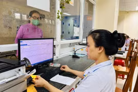 Nhân viên y tế Bệnh viện Đa khoa Trung tâm tỉnh làm thủ tục đăng ký khám bệnh cho bệnh nhân bằng Căn cước công dân. Ảnh: Thảo Khuy