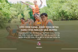 Du khách đắm mình trong cảnh sắc thiên nhiên tươi đẹp tại Cồn Chim. 