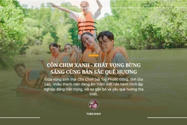 Du khách đắm mình trong cảnh sắc thiên nhiên tươi đẹp tại Cồn Chim. 